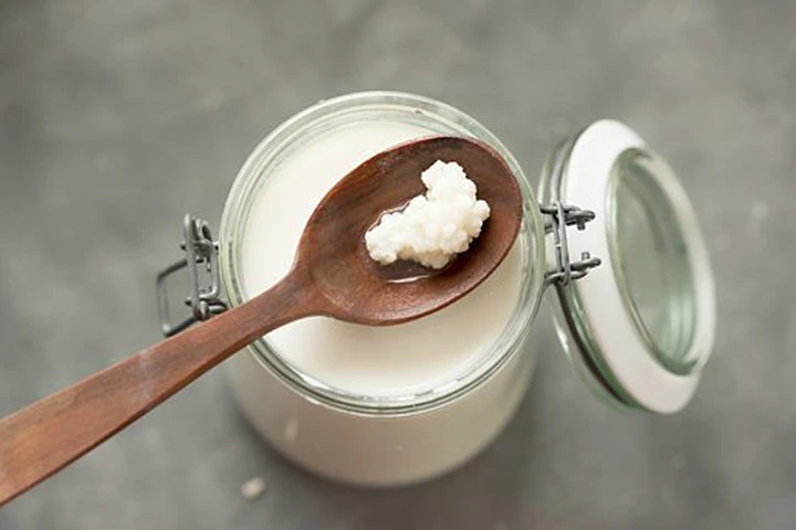 Sữa lên men kefir được làm bằng cách cho hạt kefir màu trắng vào sữa tươi