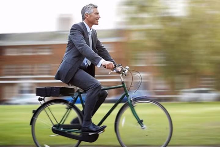 Tỉ lệ mắc bệnh tim và cơn đau tim thấp hơn đáng kể ở những người đạp xe đến nơi làm việc Ảnh: THE HUFFINGTON POST