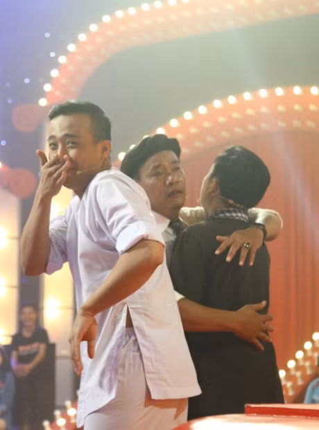 Thi sinh di thi vi muon... om Tran Thanh - Anh 2