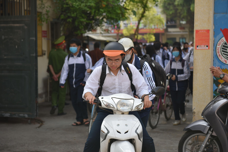 Giao thông giờ tan tầm tại khu vực cổng trường THPT Hoàng Văn Thụ. Giao thông giờ tan tầm tại khu vực cổng trường THPT Hoàng Văn Thụ.