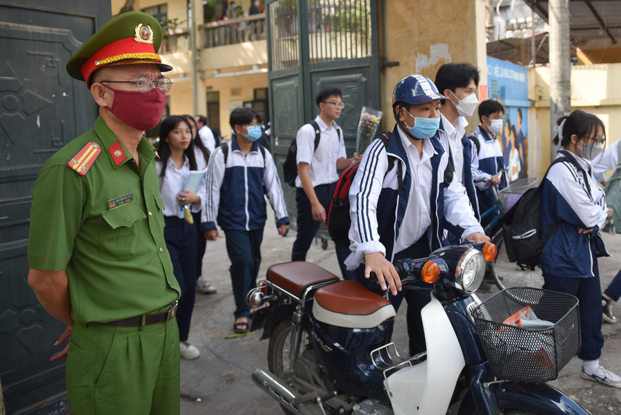Giao thông giờ tan tầm tại khu vực cổng trường THPT Hoàng Văn Thụ. Giao thông giờ tan tầm tại khu vực cổng trường THPT Hoàng Văn Thụ.
