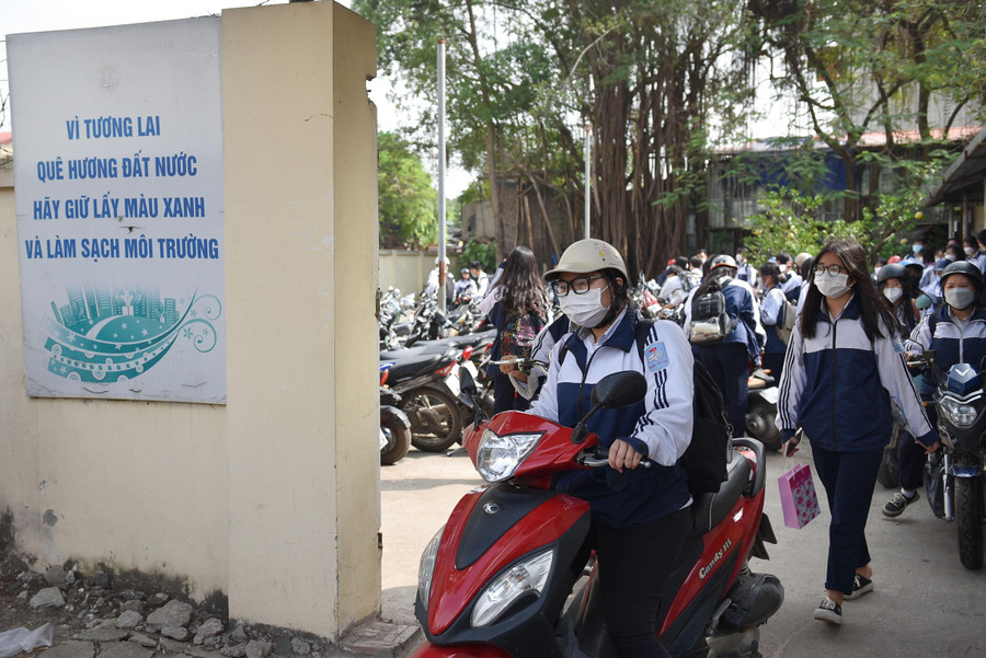 Giao thông giờ tan tầm tại khu vực cổng trường THPT Hoàng Văn Thụ. Giao thông giờ tan tầm tại khu vực cổng trường THPT Hoàng Văn Thụ.