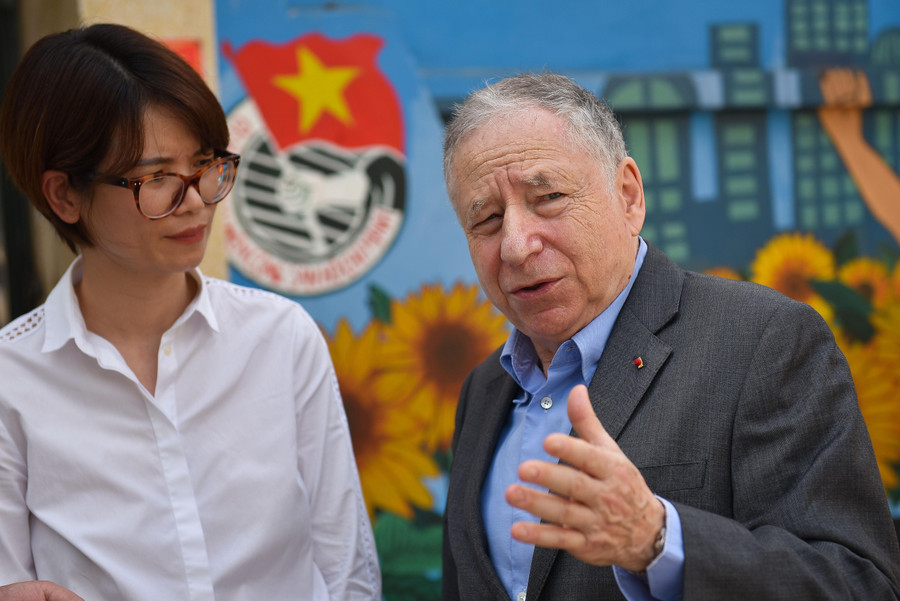 Ông Jean Todt quan sát tình hình thực tế về giao thông tại khu vực cổng trường. Ông Jean Todt quan sát tình hình thực tế về giao thông tại khu vực cổng trường.