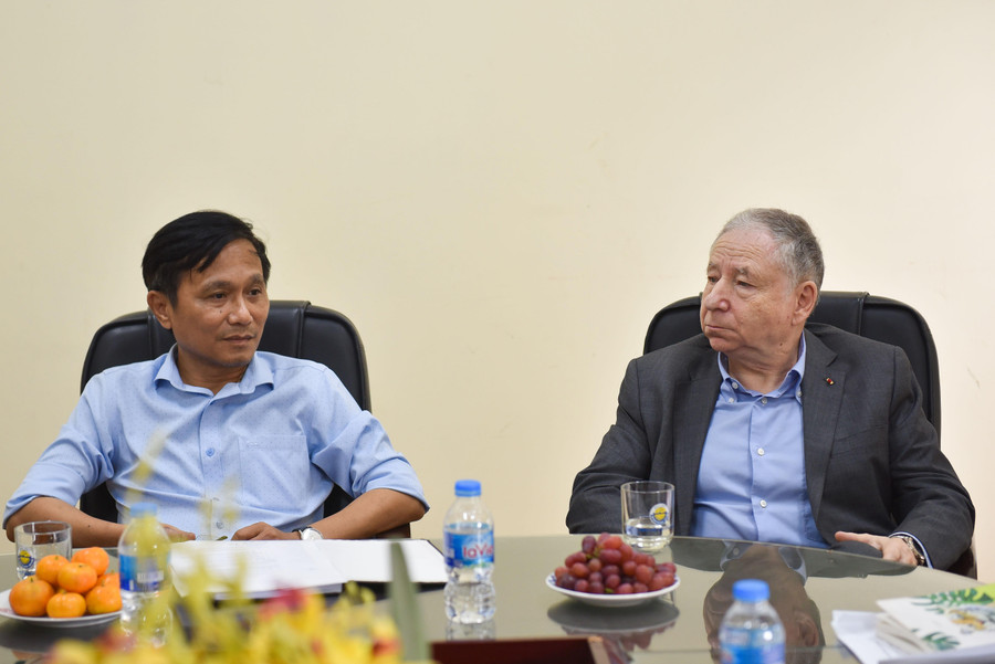 Ông Jean Todt làm việc với Ban giám hiệu trường THPT Hoàng Văn Thụ. Ông Jean Todt làm việc với Ban giám hiệu trường THPT Hoàng Văn Thụ.