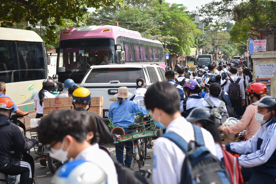 Giao thông giờ tan tầm tại khu vực cổng trường THPT Hoàng Văn Thụ. Giao thông giờ tan tầm tại khu vực cổng trường THPT Hoàng Văn Thụ.