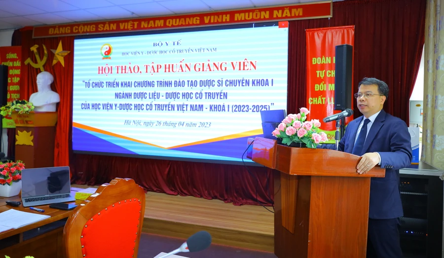 PGS.TS Nguyễn Quốc Huy – Giám đốc Học viện Y–Dược học cổ truyền Việt Nam chia sẻ tại Hội thảo tập huấn giảng viên về triển khai chương trình đào tạo dược sĩ chuyên khoa I ngành dược liệu – dược học cổ truyền - Khóa I (2023 – 2025).