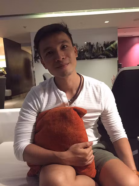 Cong khai nguoi yeu dong gioi 10 nam, John Huy Tran cau hon khien tat ca ngo ngang - Anh 2