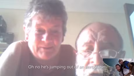 Bo me ta hoa chung kien qua Skype canh con nhay khoi may bay - Anh 1