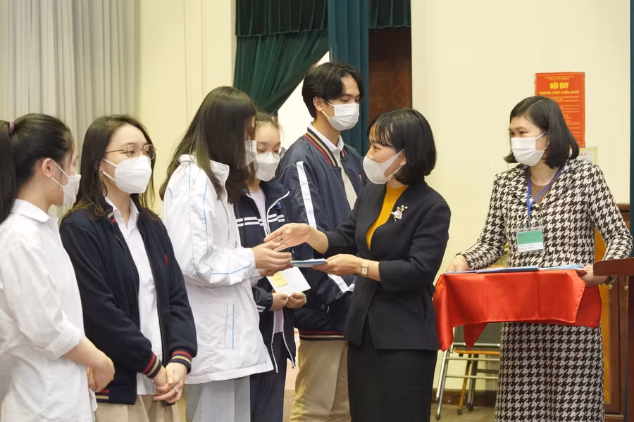 TS Võ Thị Minh Trang, Phó Trưởng ban Đào tạo, ĐHQGHN tặng quà động viên các em học sinh.