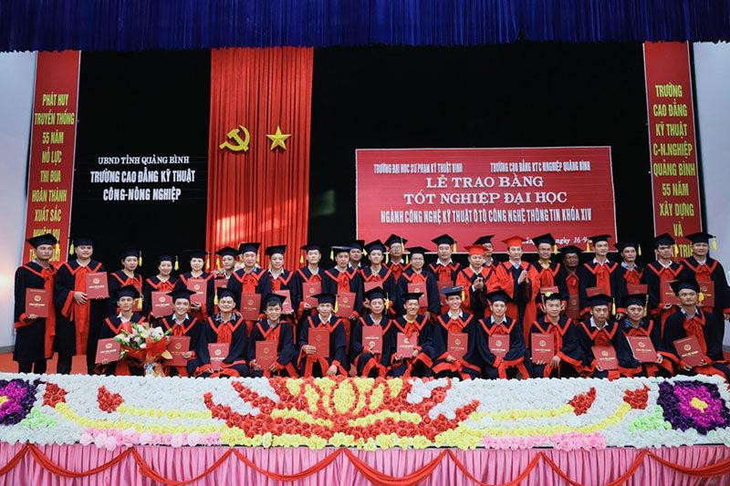 Học viên Trường Cao đẳng kỹ thuật Công – Nông nghiệp Quảng Bình nhận bằng tốt nghiệp.