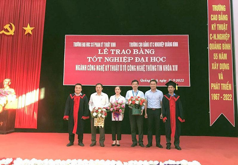 Th.S Đào Hoài Linh - Hiệu trưởng Trường Cao đẳng kỹ thuật Công – Nông nghiệp Quảng Bình (thứ 3, bên phải) nhận hoa chúc mừng của học viên.