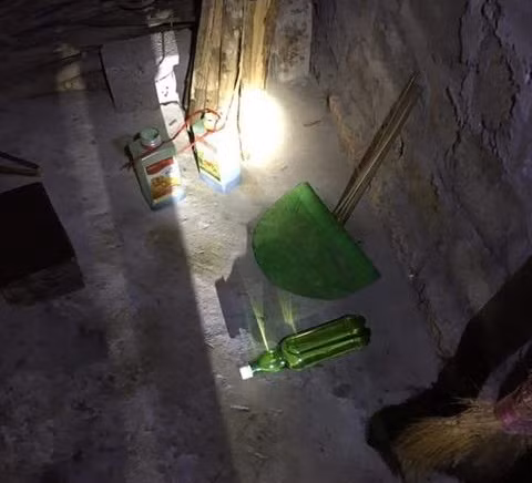 Hai vỏ chai thuốc diệt cỏ được Ngần để lại sau khi đã "đầu độc" nguồn nước sinh hoạt của gia đình bố chồng.