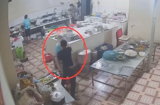 Vào năm 2019, trong khi đang làm việc, chị bị một người đàn ông tạt ca axit vào mặt