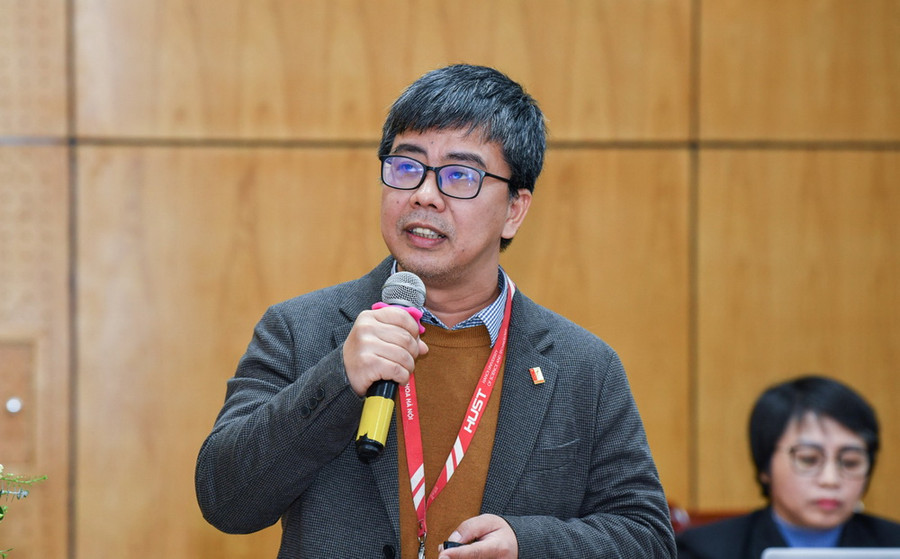 PGS. Trương Việt Anh trình bày báo cáo tham luận tại Hội thảo. PGS. Trương Việt Anh trình bày báo cáo tham luận tại Hội thảo.