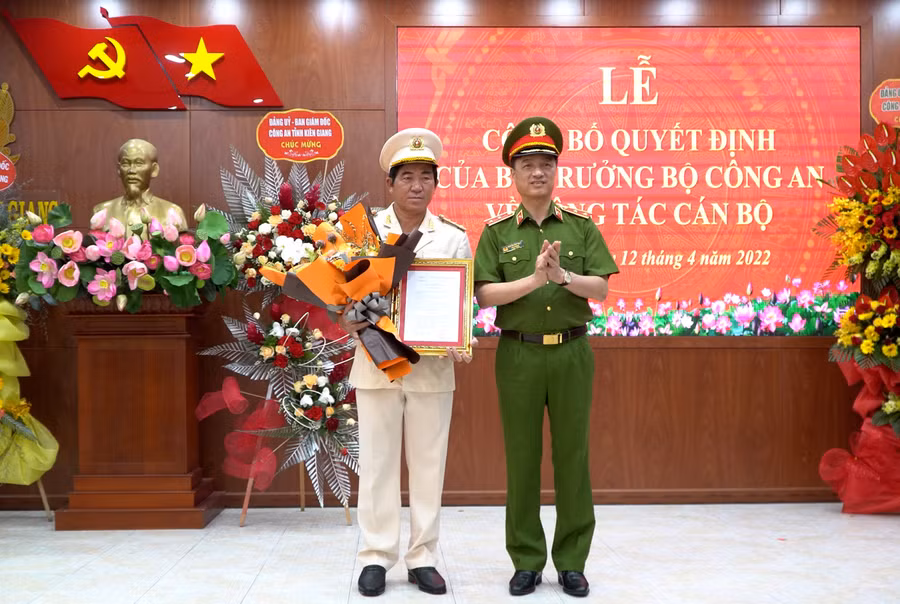 Trung tướng Nguyễn Duy Ngọc, Thứ trưởng Bộ Công an trao quyết định bổ nhiệm Giám đốc Công an tỉnh Kiên Giang cho Đại tá Nguyễn Văn Hận.