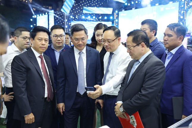 Các đại biểu tham quan các gian hàng và trải nghiệm ứng dụng thanh toán không dùng tiền mặt (Ảnh: Trọng Tài). Các đại biểu tham quan các gian hàng và trải nghiệm ứng dụng thanh toán không dùng tiền mặt (Ảnh: Trọng Tài).