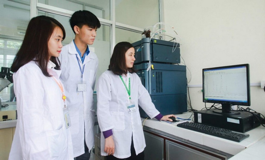 Sinh viên ngành Chăn nuôi, Học viện Nông nghiệp Việt Nam thực hành tại Phòng Thí nghiệm Trung tâm – Khoa Chăn nuôi.