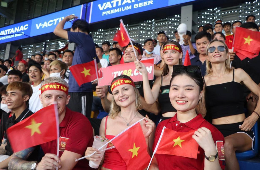 Những CĐV nước ngoài cũng có mặt &quot;tiếp lửa&quot; cho thầy trò HLV Philippe Troussier.