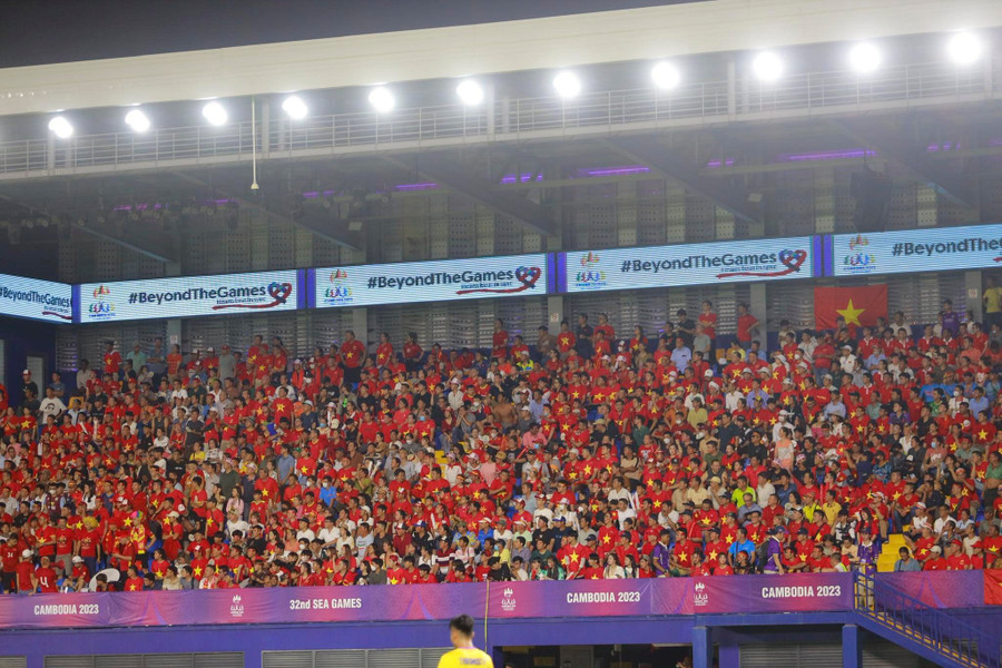 CĐV Việt Nam có mặt trên sân Prince để cổ vũ cho đội tuyển bóng đá nam Việt Nam.