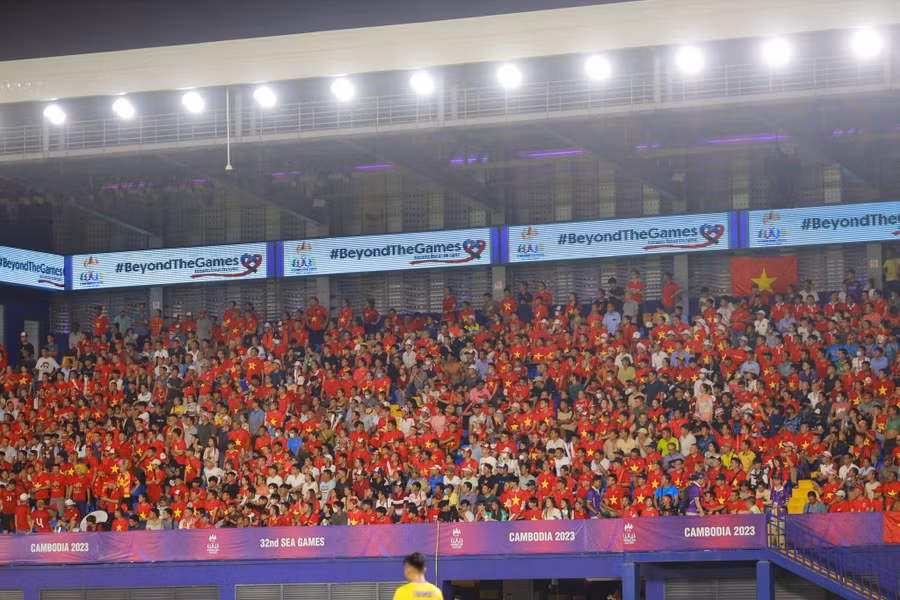 CĐV Việt Nam có mặt trên sân Prince để cổ vũ cho đội tuyển bóng đá nam Việt Nam.