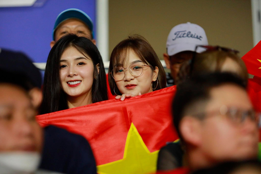 Quỳnh Alee và Gấm Kami là cặp đôi TikToker nổi tiếng trên mạng xã hội. Bên cạnh những đoạn clip nhảy vui nhộn hút triệu lượt xem, hai hot girl còn thường xuyên gắn bó như hình với bóng trong các sự kiện giải trí hay đi xem bóng đá.