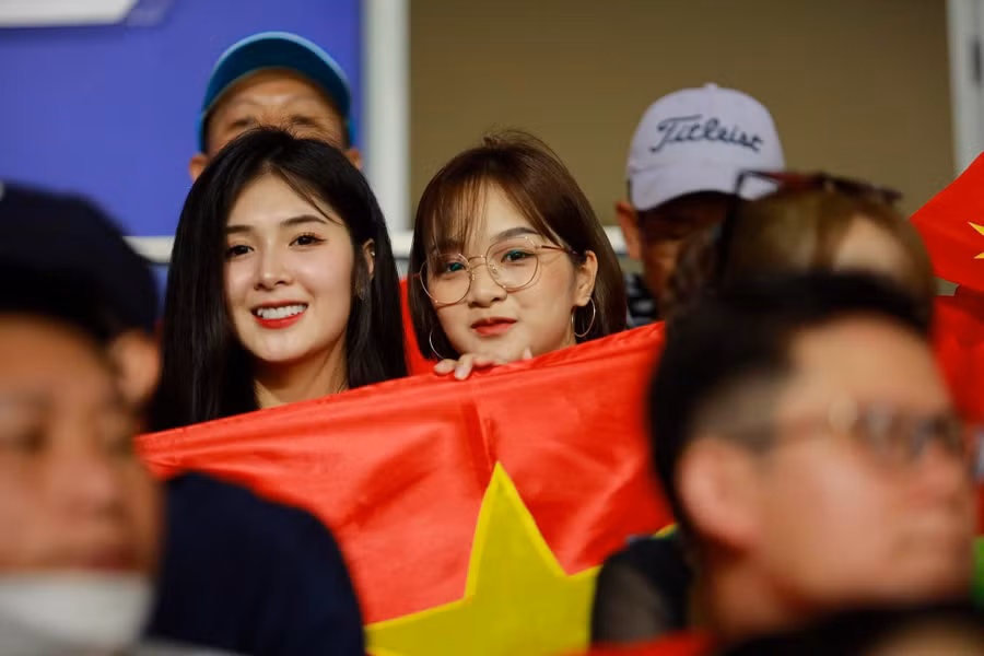 Quỳnh Alee và Gấm Kami là cặp đôi TikToker nổi tiếng trên mạng xã hội. Bên cạnh những đoạn clip nhảy vui nhộn hút triệu lượt xem, hai hot girl còn thường xuyên gắn bó như hình với bóng trong các sự kiện giải trí hay đi xem bóng đá.