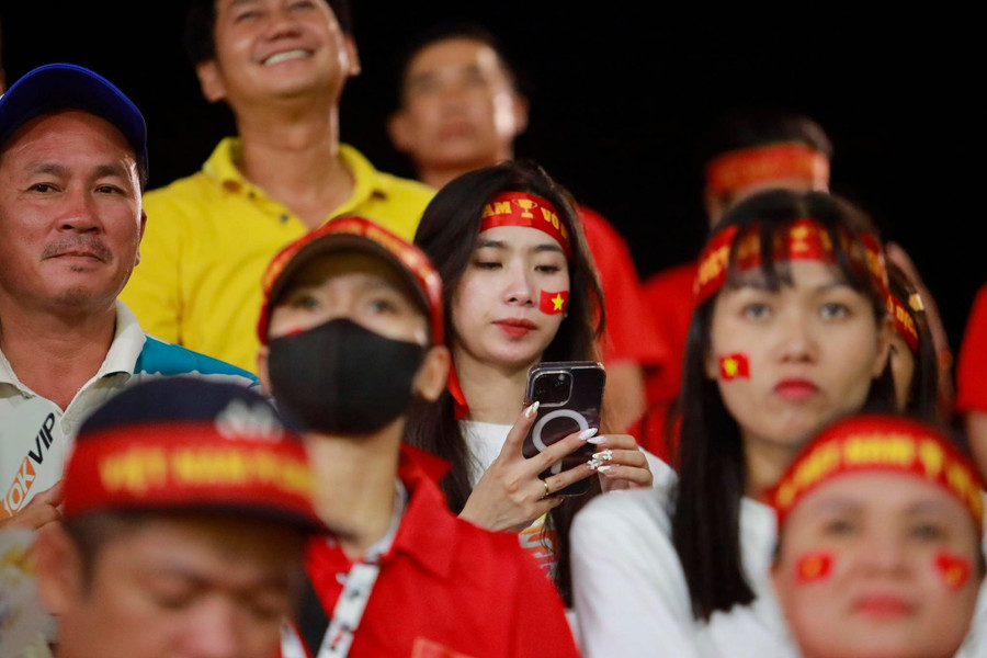 Nhiều bạn nữ xinh xắn xuất hiện trên khán đài như tiếp thêm động lực để U22 Việt Nam thi đấu.