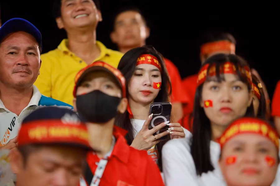 Nhiều bạn nữ xinh xắn xuất hiện trên khán đài như tiếp thêm động lực để U22 Việt Nam thi đấu.