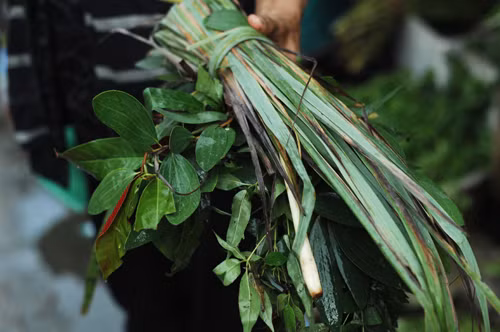 Lá xông được bày bán ở chợ Gò Vấp, TP HCM. Ảnh: An Nguyên.