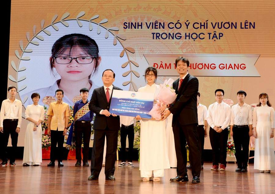 PGS.TS Phạm Hồng Chương và đ/c Ngô Văn Dụ trao học bổng cho sinh viên có hoàn cảnh khó khăn. PGS.TS Phạm Hồng Chương và đ/c Ngô Văn Dụ trao học bổng cho sinh viên có hoàn cảnh khó khăn.