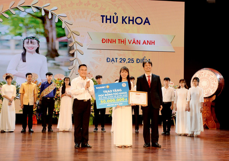 PGS.TS Phạm Hồng Chương – Hiệu trưởng nhà trường và ông Đỗ Trường Minh – Tổng Giám đốc Tập đoàn Bảo Việt trao học bổng cho sinh viên Đinh Thị Vân Anh đạt danh hiệu Thủ khoa với học bổng trị giá 50 triệu đồng. PGS.TS Phạm Hồng Chương – Hiệu trưởng nhà trường và ông Đỗ Trường Minh – Tổng Giám đốc Tập đoàn Bảo Việt trao học bổng cho sinh viên Đinh Thị Vân Anh đạt danh hiệu Thủ khoa với học bổng trị giá 50 triệu đồng.