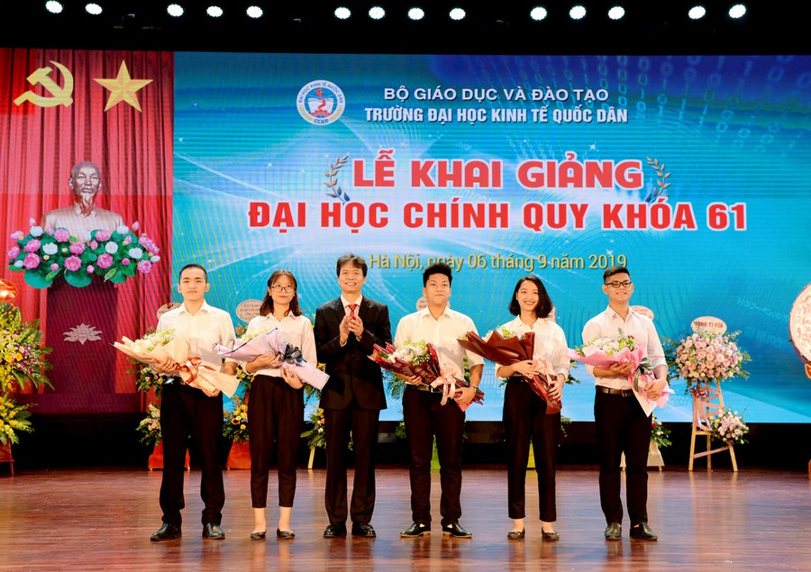 PGS.TS Phạm Hồng Chương – Hiệu trưởng nhà trường tặng hoa chúc mừng các tân sinh viên Khóa 61 đã trúng tuyển vào Trường Đại học Kinh tế Quốc dân. PGS.TS Phạm Hồng Chương – Hiệu trưởng nhà trường tặng hoa chúc mừng các tân sinh viên Khóa 61 đã trúng tuyển vào Trường Đại học Kinh tế Quốc dân.
