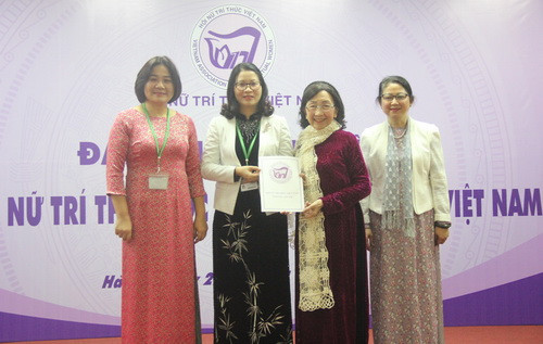 Thay mặt Hội Nữ trí thức Việt Nam, GS.TSKH Phạm Thị Trân Châu (thứ hai từ phải qua trái) trao Quyết định thành lập Chi hội Nữ trí thức Học viện Nông nghiệp Việt Nam