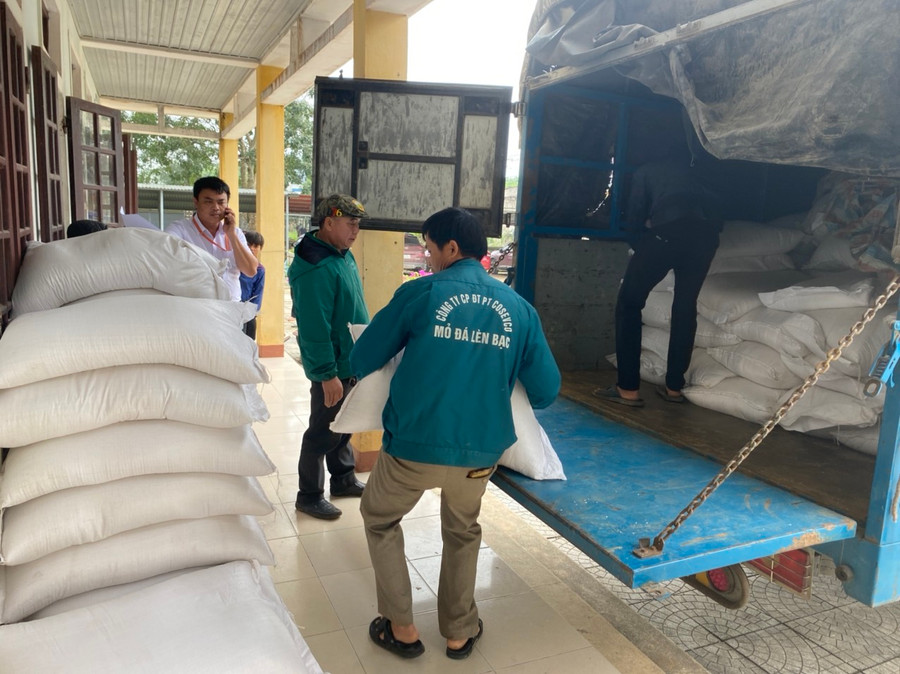 Gần 20 tấn gạo hỗ trợ học sinh khó khăn tại Quảng Bình ảnh 1