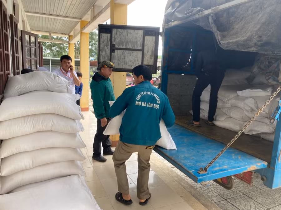Gần 20 tấn gạo hỗ trợ học sinh khó khăn tại Quảng Bình ảnh 1