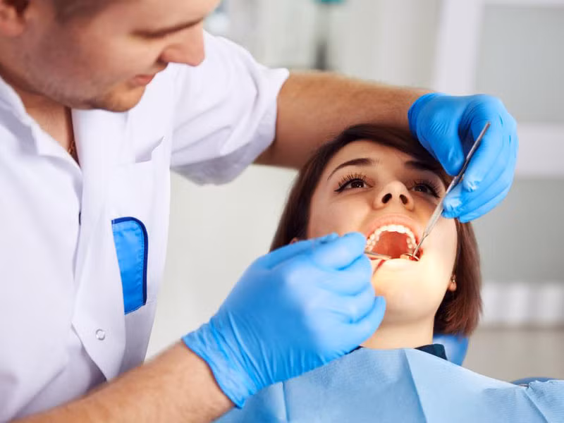 Nếu bạn bị đau nhức răng liên tục quá 2 ngày thì nên đi khám nha sĩ