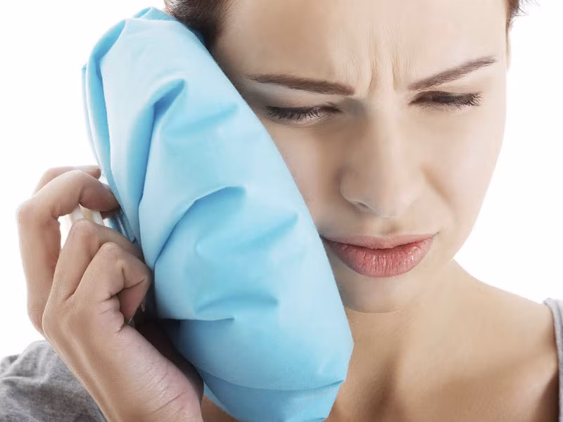 Chườm lạnh vùng răng đau nhức giúp giảm đau hiệu quả