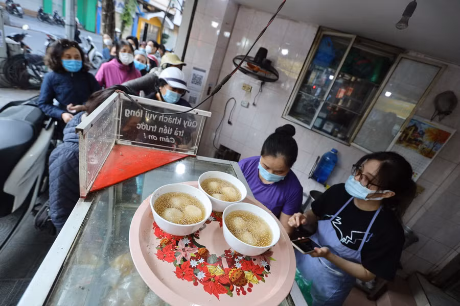 Người dân Hà Nội xếp hàng mua bánh trôi, bánh chay ngày Tết Hàn thực ảnh 4