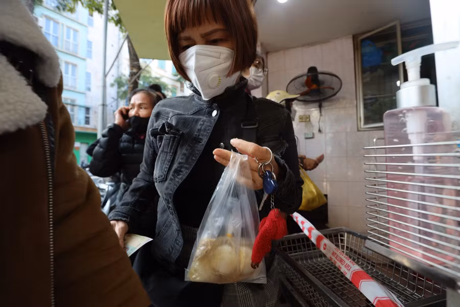 Với nhiều người dân ở Hà Nội, mua bánh trôi tại cửa hàng này đã trở thành thói quen hàng chục năm nay.