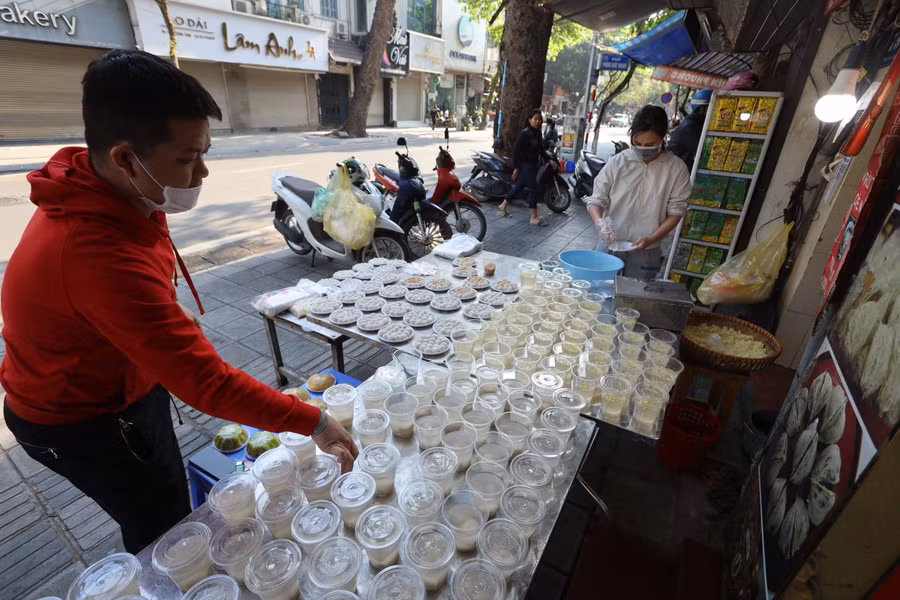 Bánh được đóng hộp, lên đĩa sẵn để mọi người tiện mua và đem về.