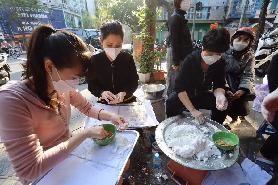 Người dân Hà Nội xếp hàng mua bánh trôi, bánh chay ngày Tết Hàn thực ảnh 7