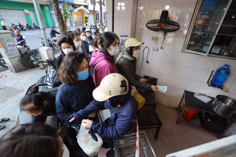 Trong sáng nay cửa hàng, chỉ có bánh chay có sẵn, còn người muốn mua bánh trôi phải chờ cả tiếng đồng hồ bởi quá tải khách, cửa hàng làm không kịp bán.