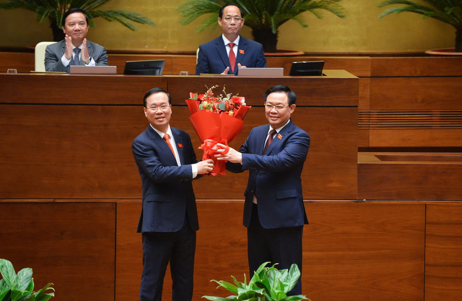 Thay mặt Quốc hội, Chủ tịch Quốc hội Vương Đình Huệ gửi bó hoa tươi thắm và lời chúc mừng tốt đẹp nhất đến Chủ tịch nước Võ Văn Thưởng.