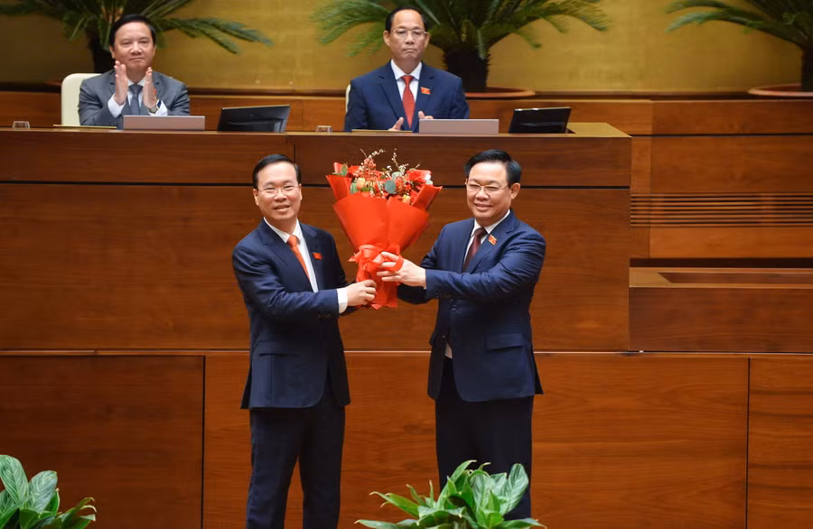 Thay mặt Quốc hội, Chủ tịch Quốc hội Vương Đình Huệ gửi bó hoa tươi thắm và lời chúc mừng tốt đẹp nhất đến Chủ tịch nước Võ Văn Thưởng.