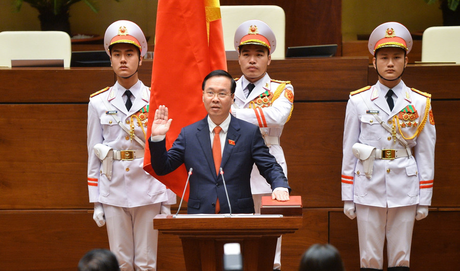Tân Chủ tịch nước Võ Văn Thưởng thực hiện nghi thức tuyên thệ nhậm chức. Tân Chủ tịch nước Võ Văn Thưởng thực hiện nghi thức tuyên thệ nhậm chức.