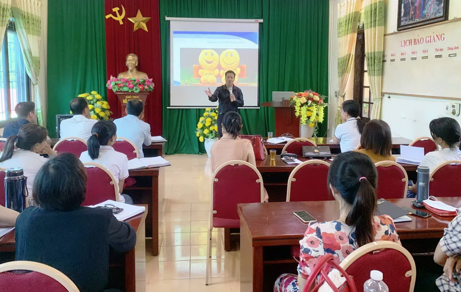 Thầy Mạnh là người truyền cảm hứng cho đồng nghiệp về trường học hạnh phúc. Thầy Mạnh là người truyền cảm hứng cho đồng nghiệp về trường học hạnh phúc.