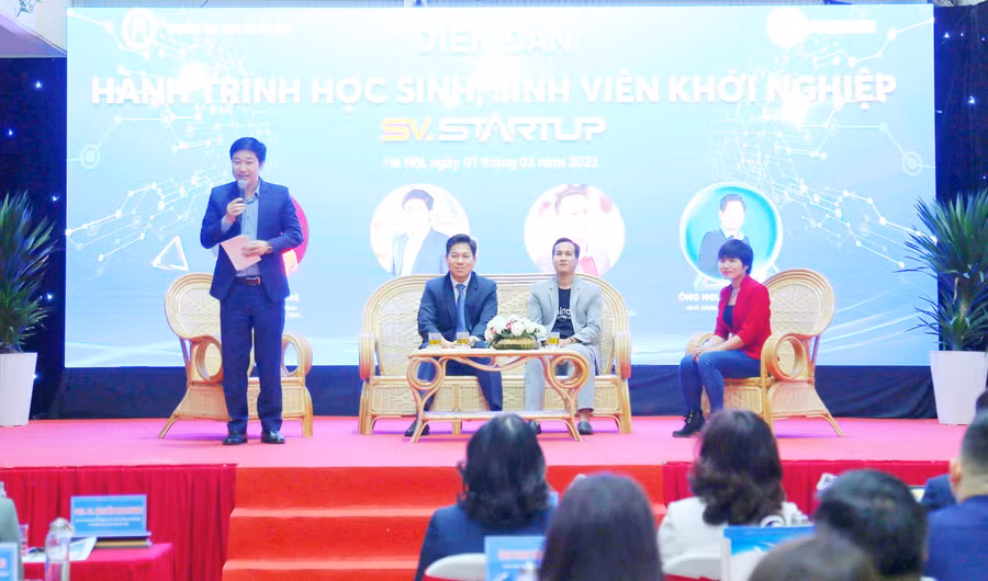 Ông Đỗ Mạnh Hùng – Tổng Giám đốc Công ty Cổ phần Công nghệ Giáo dục Nova và các diễn giả trao đổi với sinh viên về hành trình khởi nghiệp.