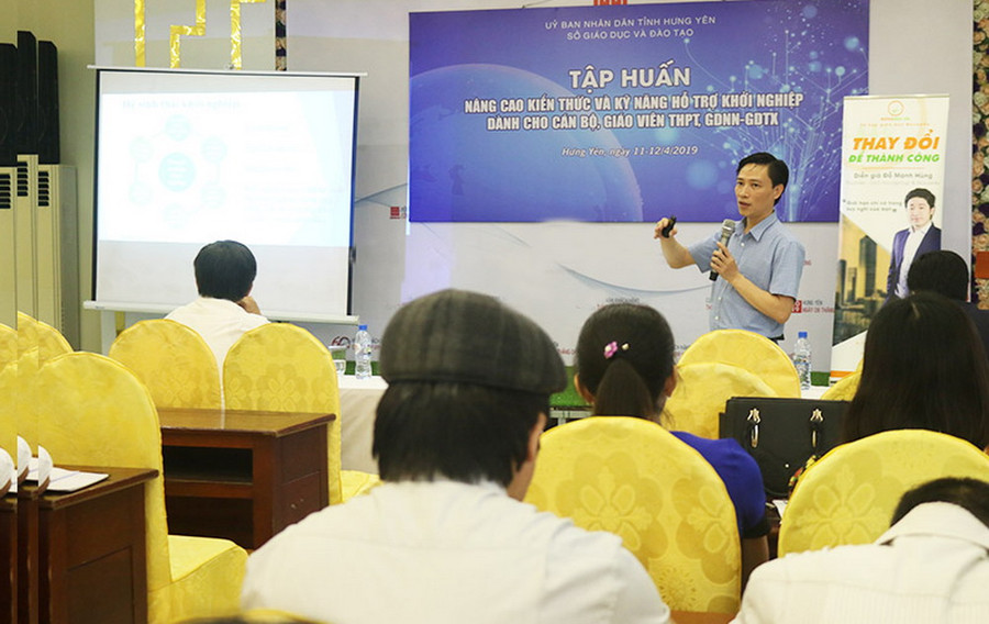 Ông Bùi Tiến Dũng - chuyên viên Vụ Giáo dục Chính trị và Công tác học sinh, sinh viên (Bộ GD&amp;ĐT) trong một khóa tập huấn kiến thức khởi nghiệp cho cán bộ quản lí và giáo viên khối THPT tỉnh Hưng Yên.