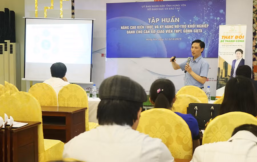 Ông Bùi Tiến Dũng - chuyên viên Vụ Giáo dục Chính trị và Công tác học sinh, sinh viên (Bộ GD&amp;ĐT) trong một khóa tập huấn kiến thức khởi nghiệp cho cán bộ quản lí và giáo viên khối THPT tỉnh Hưng Yên.