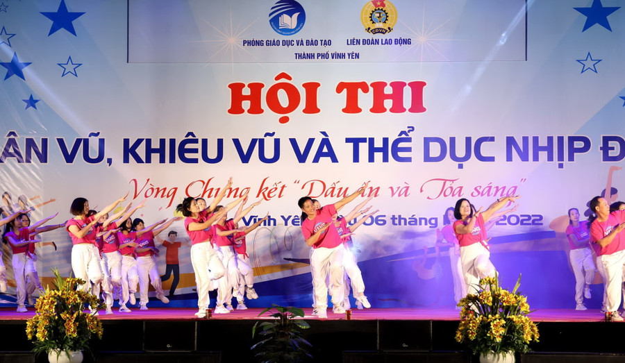 Thầy Mạnh cùng giáo viên, học sinh tham gia hội thi khiêu vũ và thể dục nhịp điệu. Thầy Mạnh cùng giáo viên, học sinh tham gia hội thi khiêu vũ và thể dục nhịp điệu.